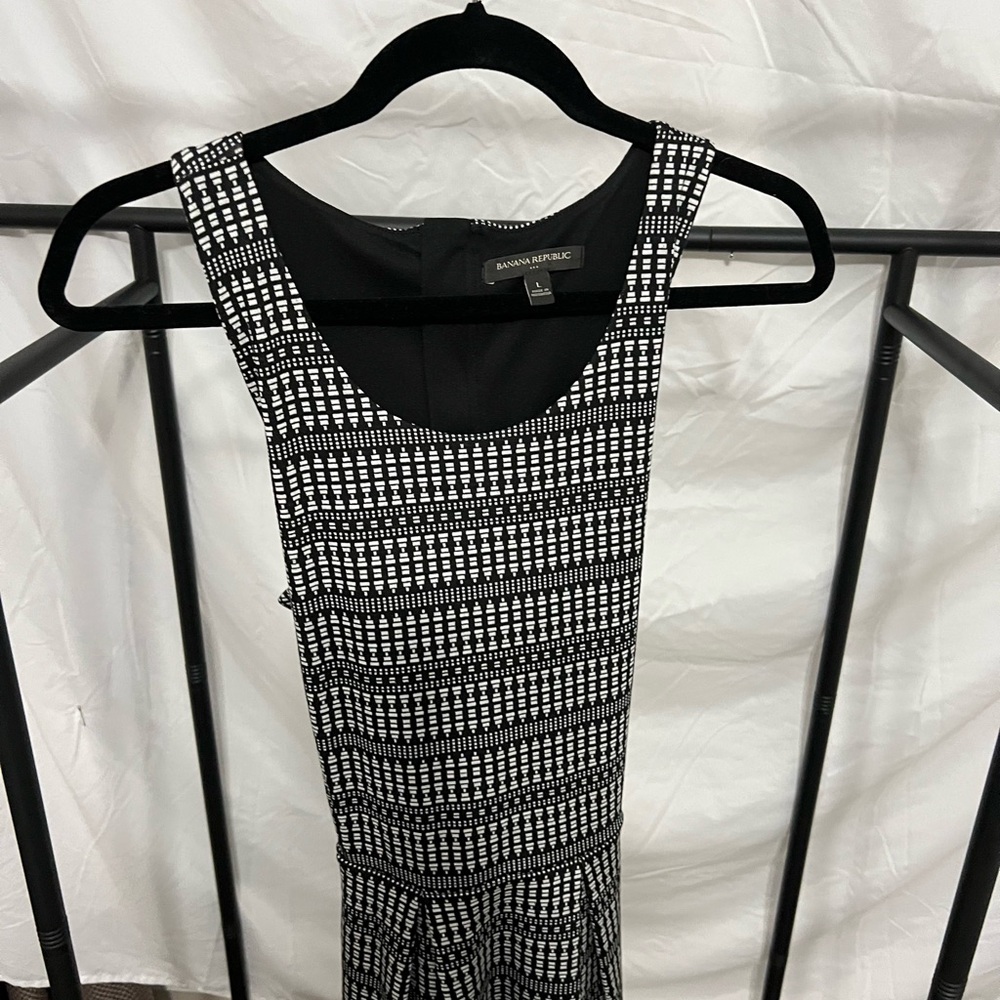 Banana Republic Black and White elegant pleated dress size large
